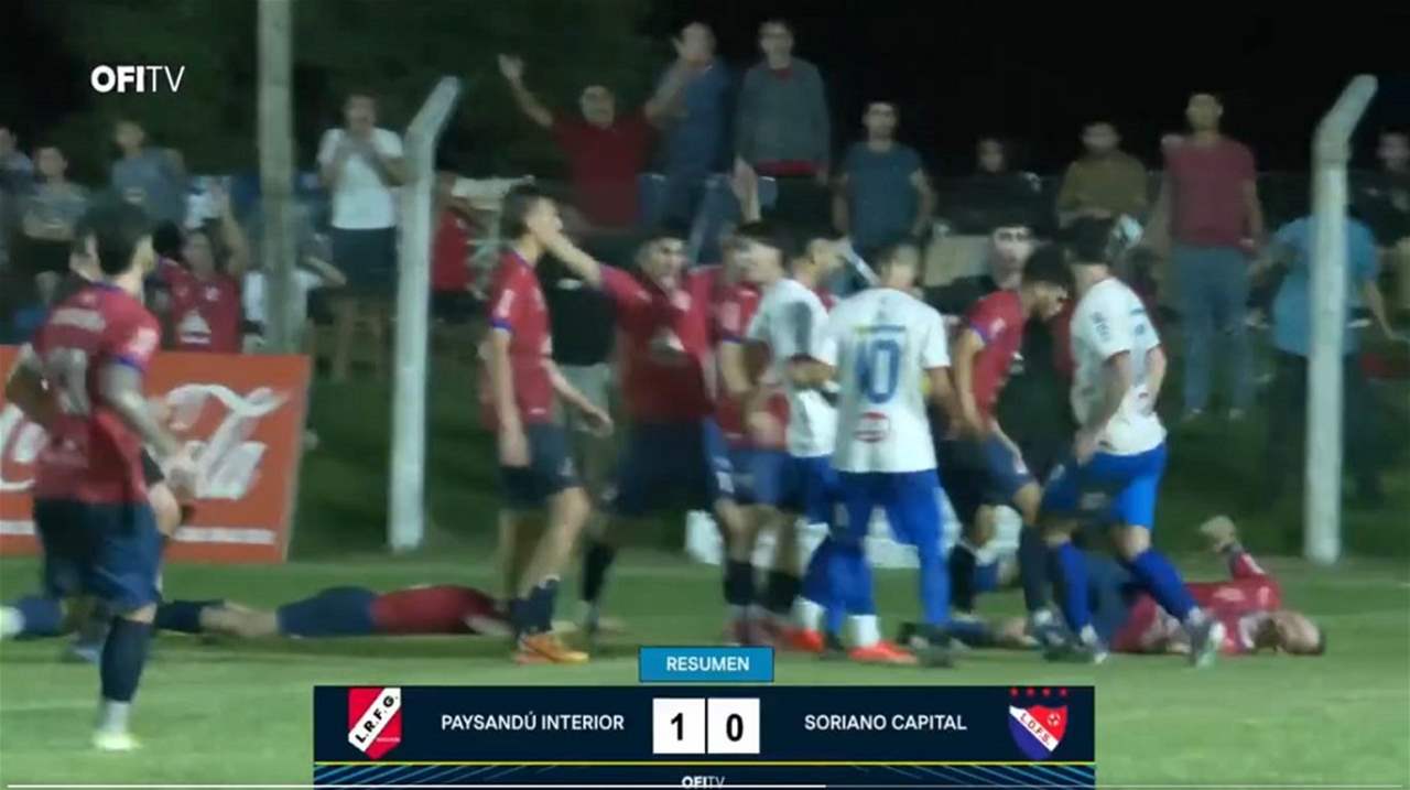 فيديو - لاعب يُسقط منافسيه لكماً في الملعب !! 