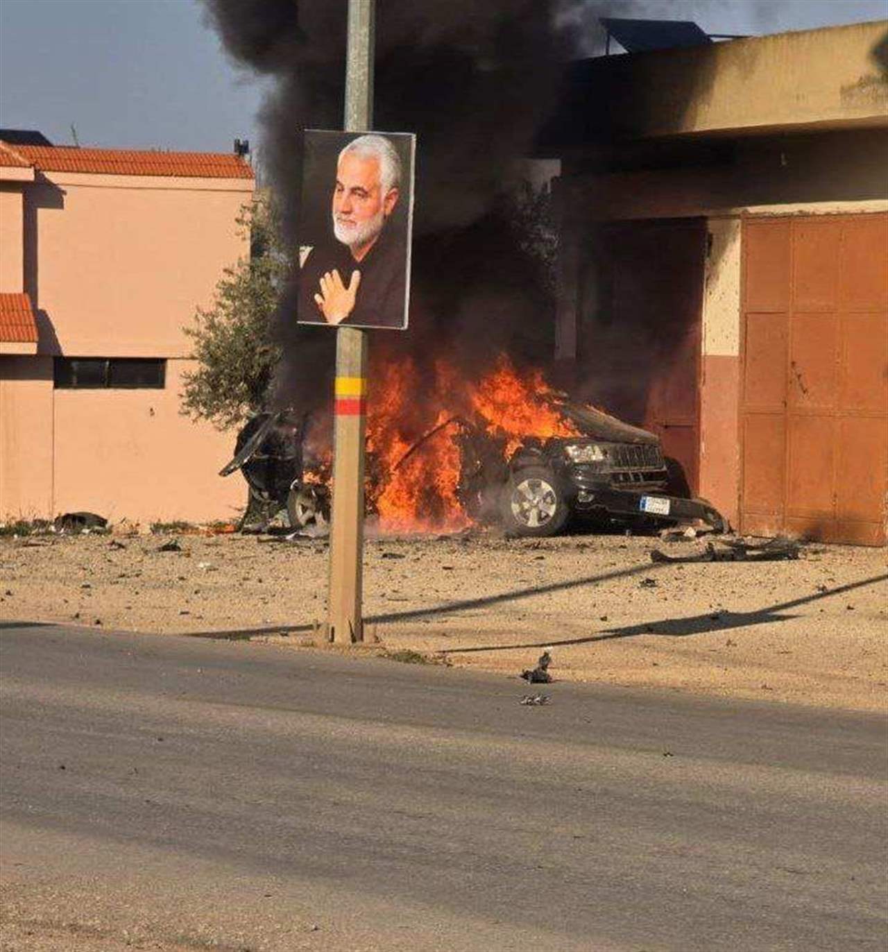 بالصور - إستهداف سيارة على طريق الهرمل