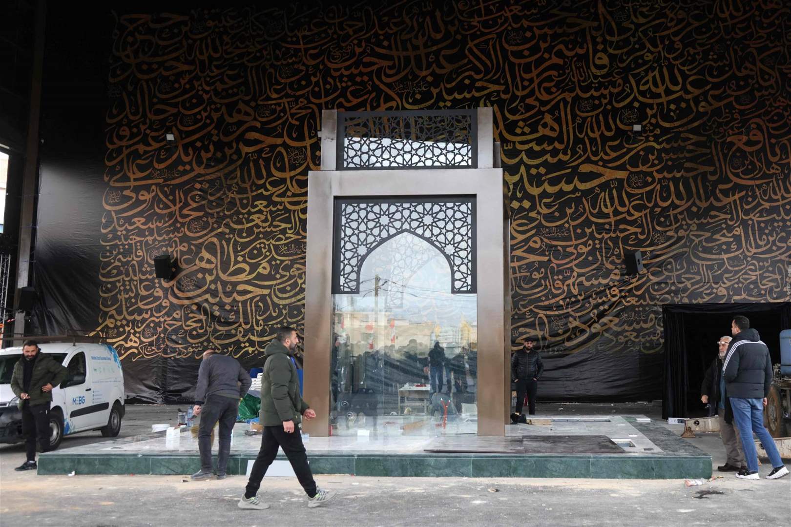 بالفيديو: "أموال" عند ضريح نصرالله.. والمعنيون يتدخلون! 