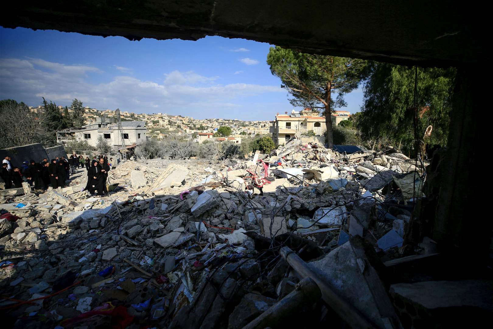 فيديو من الجنوب لتشييع أكثر من 100 شهيد! 