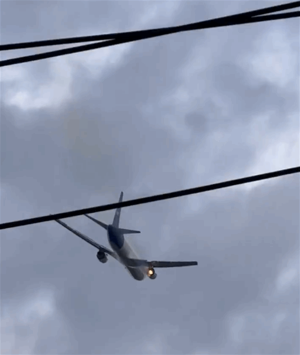 بالفيديو - إشتعال محرك طائرة في الجو.. ماذا حدث؟