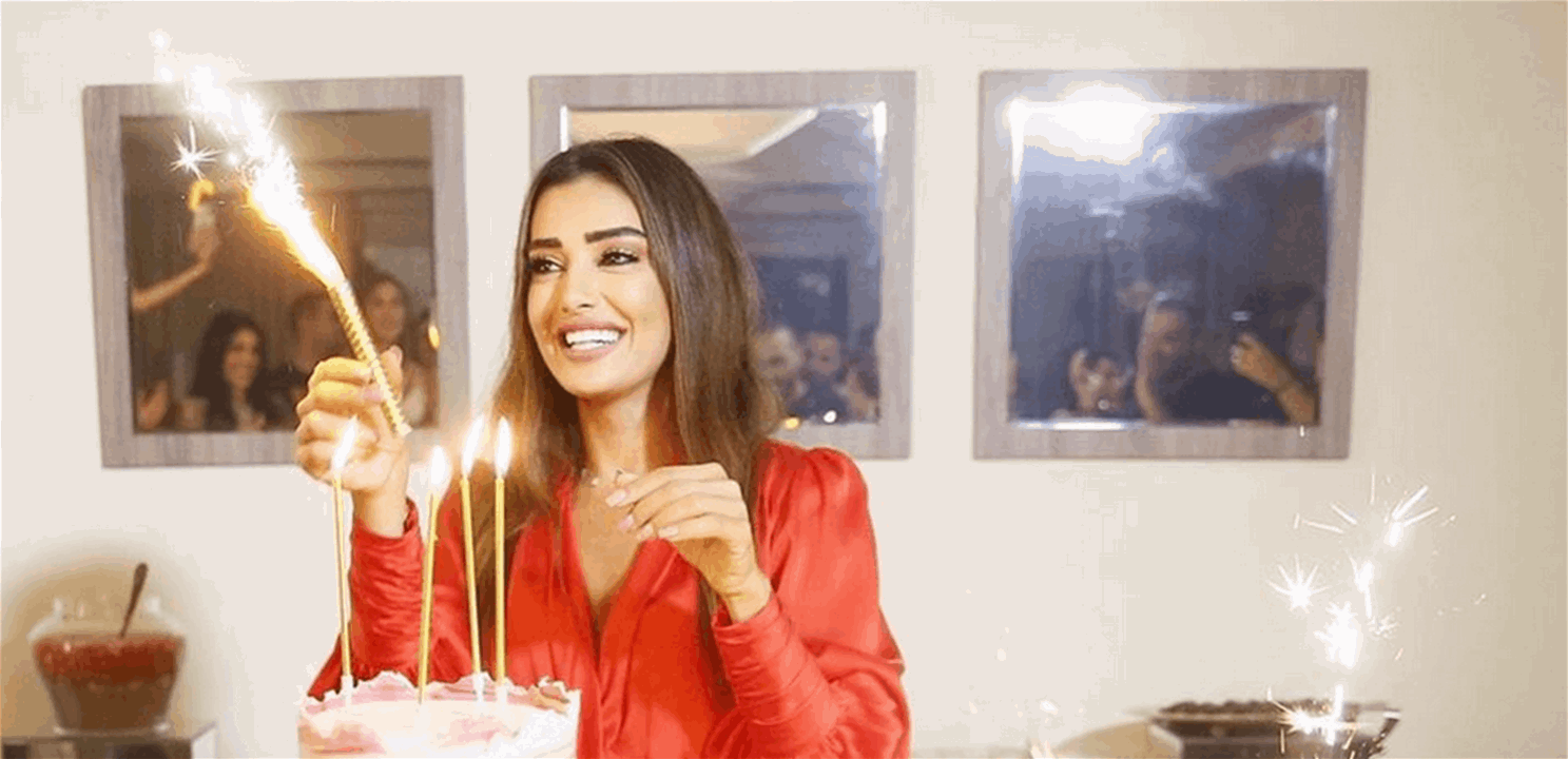 جيسيكا عازار تحتفل بعيد ابنها وتصميم قالب الحلوى يلفت الانظار