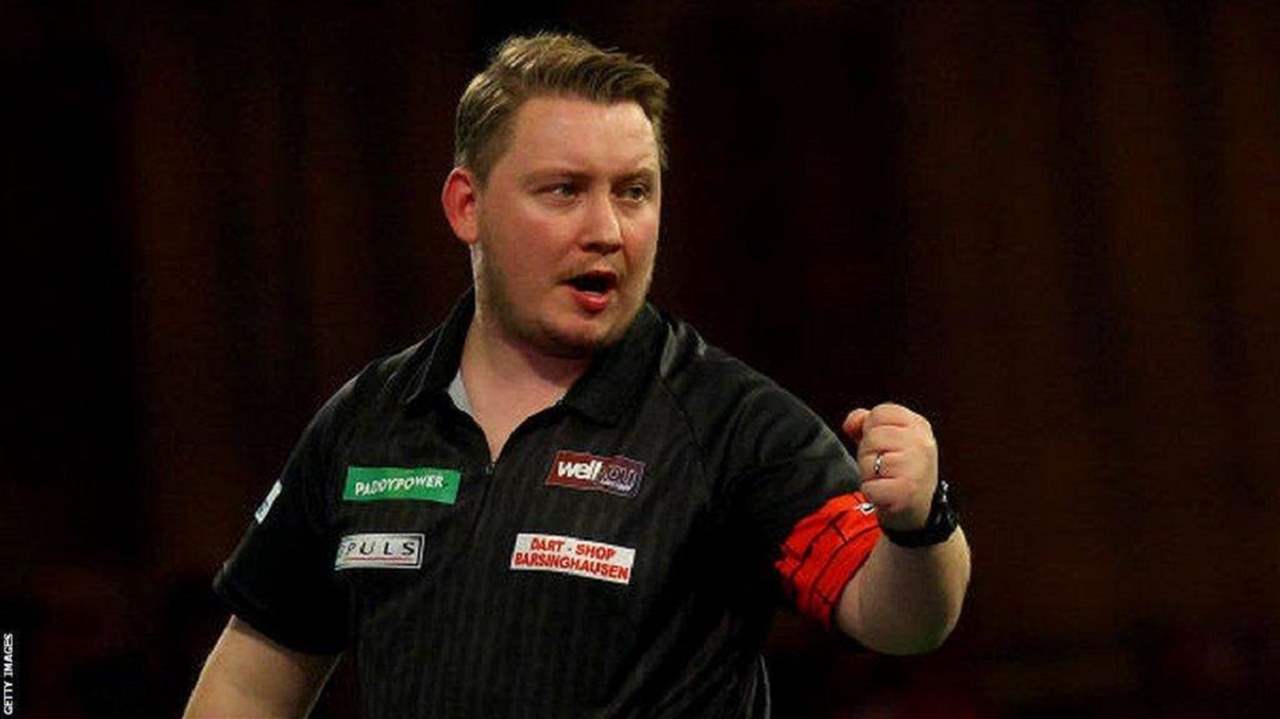 فيديو - رمى السهم .. وأصاب قدمه !!