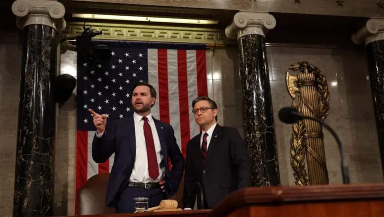 بالفيديو - &quot;ميكروفون مفتوح&quot; يفضح حواراً لنائب ترامب!