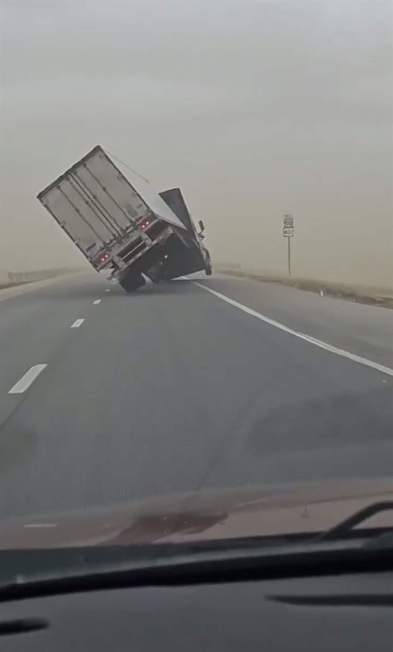 بالفيديو: بفعل الرياح.. شاحنة تطايرت!  