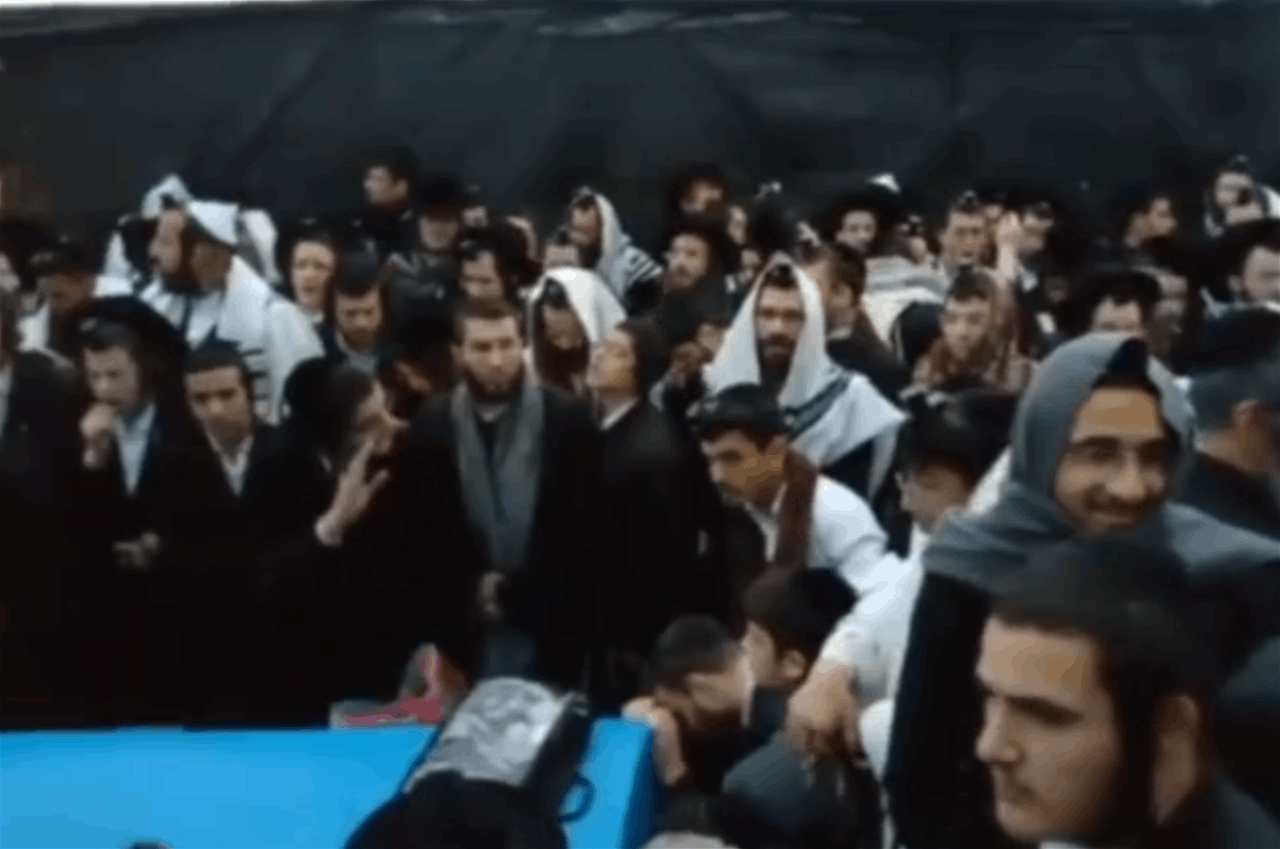 مستوطنون من "الحريديم" يدخلون الى قبر العباد عند أطراف حولا  (فيديو)