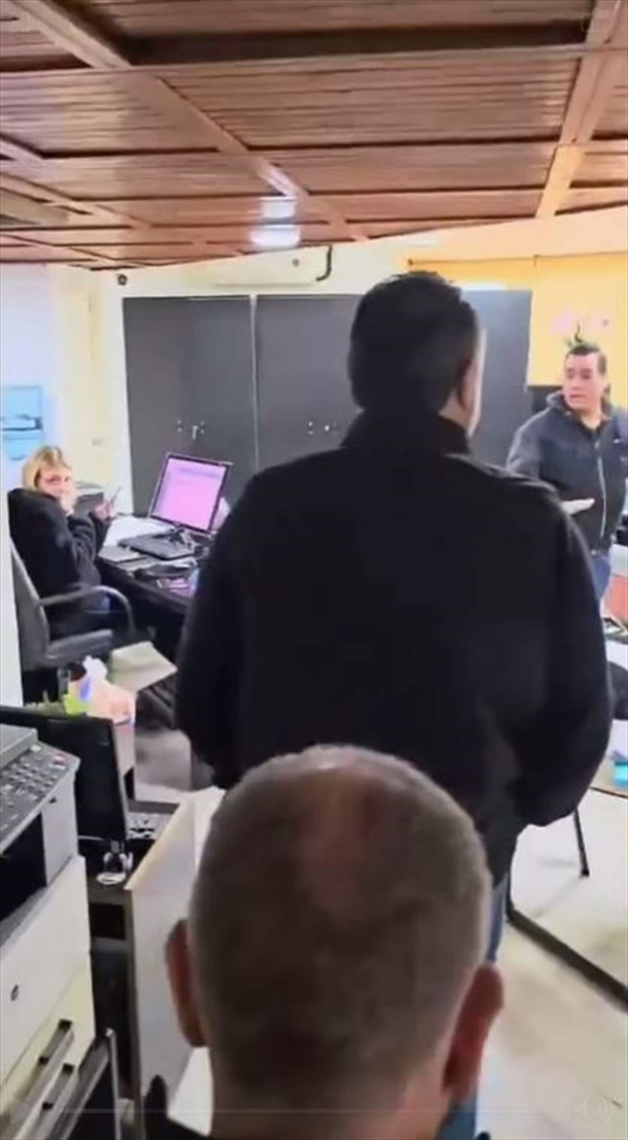 في لبنان.. &quot;إنقلاب&quot; على مدير منتجع سياحي؟ (فيديو)