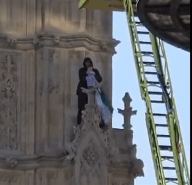 علم فلسطين والكوفية على ساعة بيغ بن (فيديو)