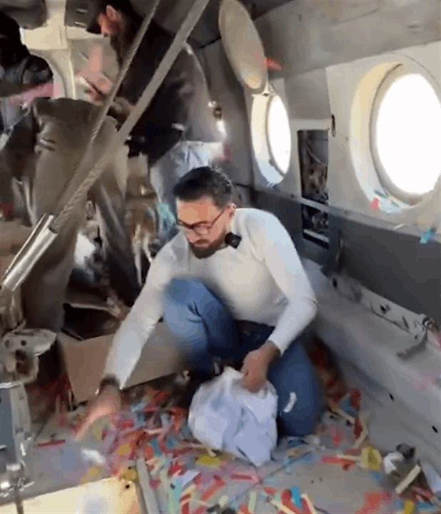 القاء ورود بدل البراميل.. مروحية سورية فوق دمشق (فيديو)