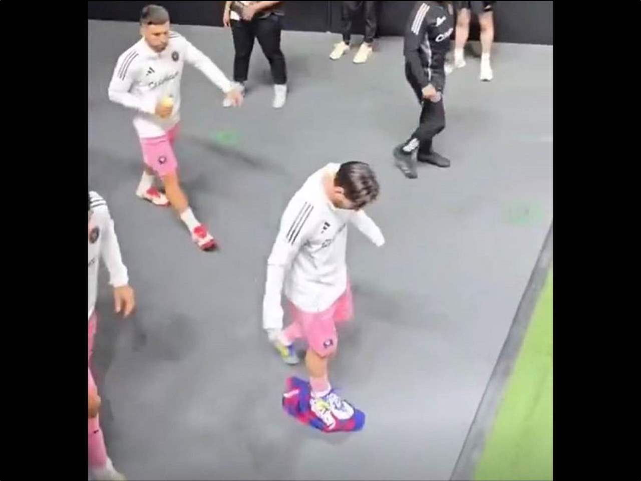 فيديو - ميسي يدوس على قميص برشلونة !!