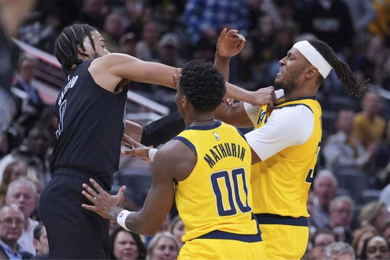 فيديو - اشتباك جماعي في مباراة كرة سلّة أميركية