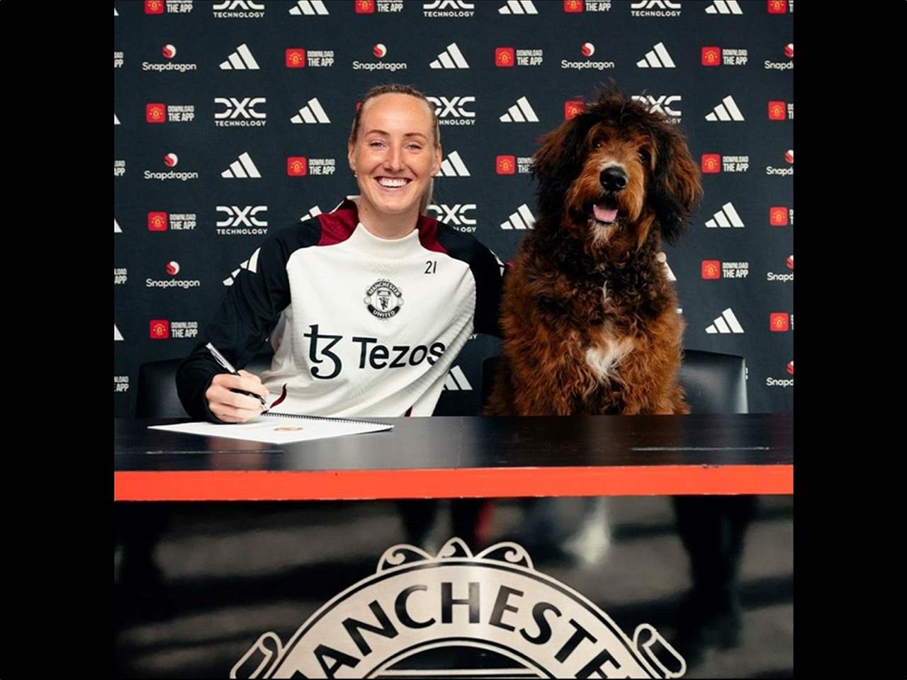 فيديو - نجمة مانشستر يونايتد توقع على تجديد عقدها برفقة ... كلبها