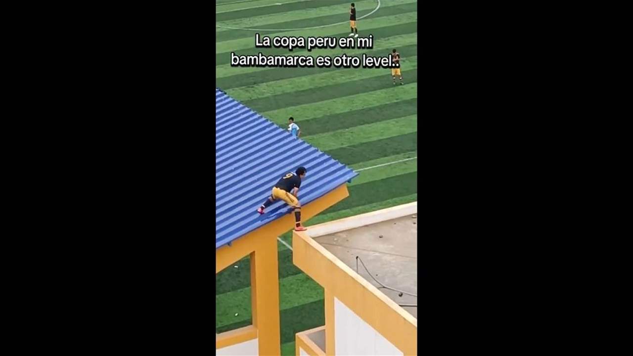 فيديو - اللاعب يتسلق المنصة والسطح المجاور لإحضار الكرة !!