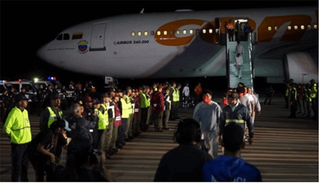 بعد ترحيلهم من الولايات المتحدة.. وصول 199 مهاجراً إلى فنزويلا