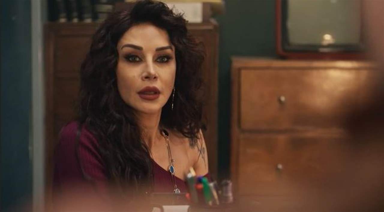 كاريس بشار بموقف طريف مع معجب: شو وضع الدولار.. وهي ترد: آخ عندي