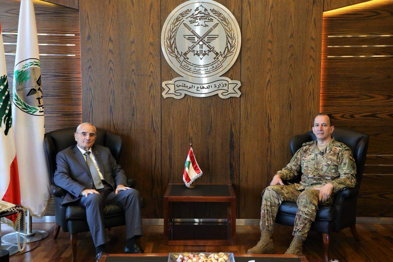 وزير الدفاع استقبل قائد الجيش.. وتباحث في الوضع الأمني