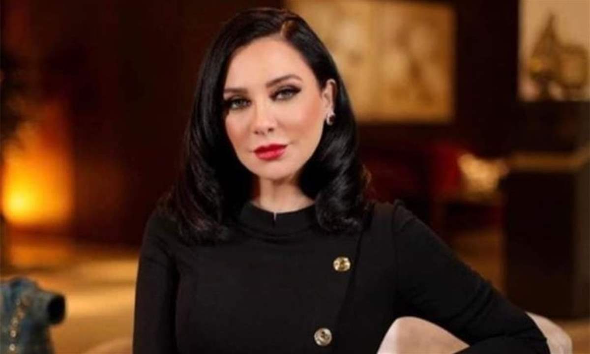 سلاف فواخرجي تخرج عن صمتها بعد مطالبات بسحب جنسيتها السورية 