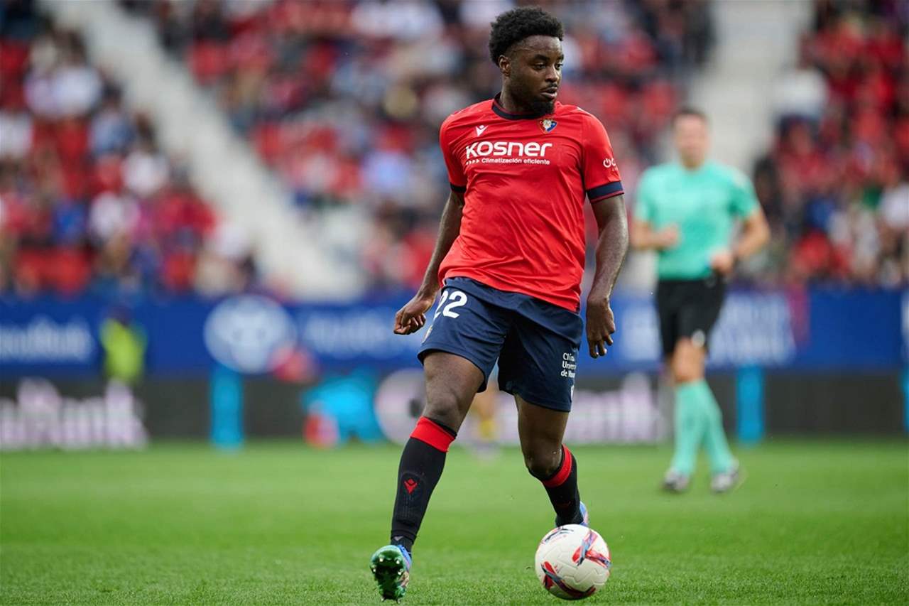 يسافر ثلاث رحلات ويصل على الوقت لمواجهة برشلونة