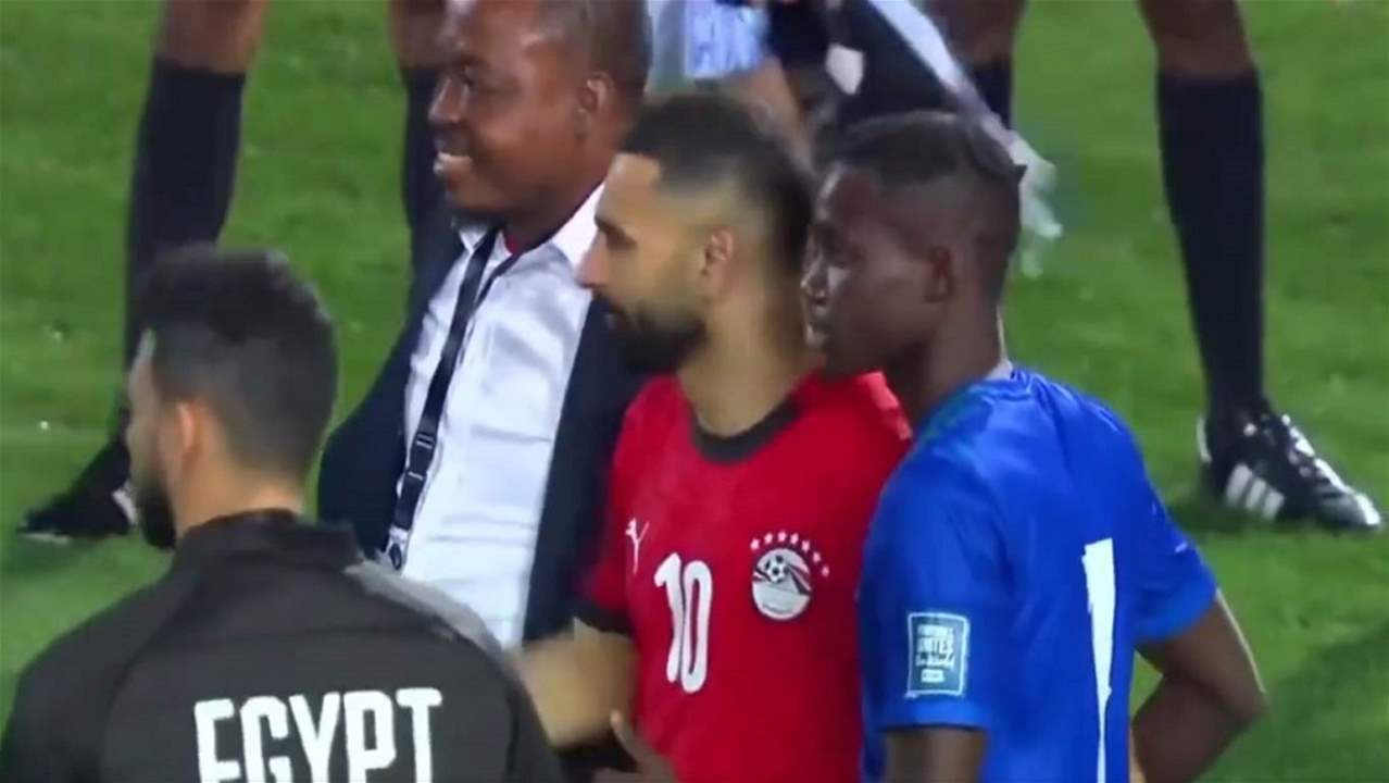 فيديو - رغم خسارتهم لاعبو سيراليون يلتقطون الصور مع صلاح