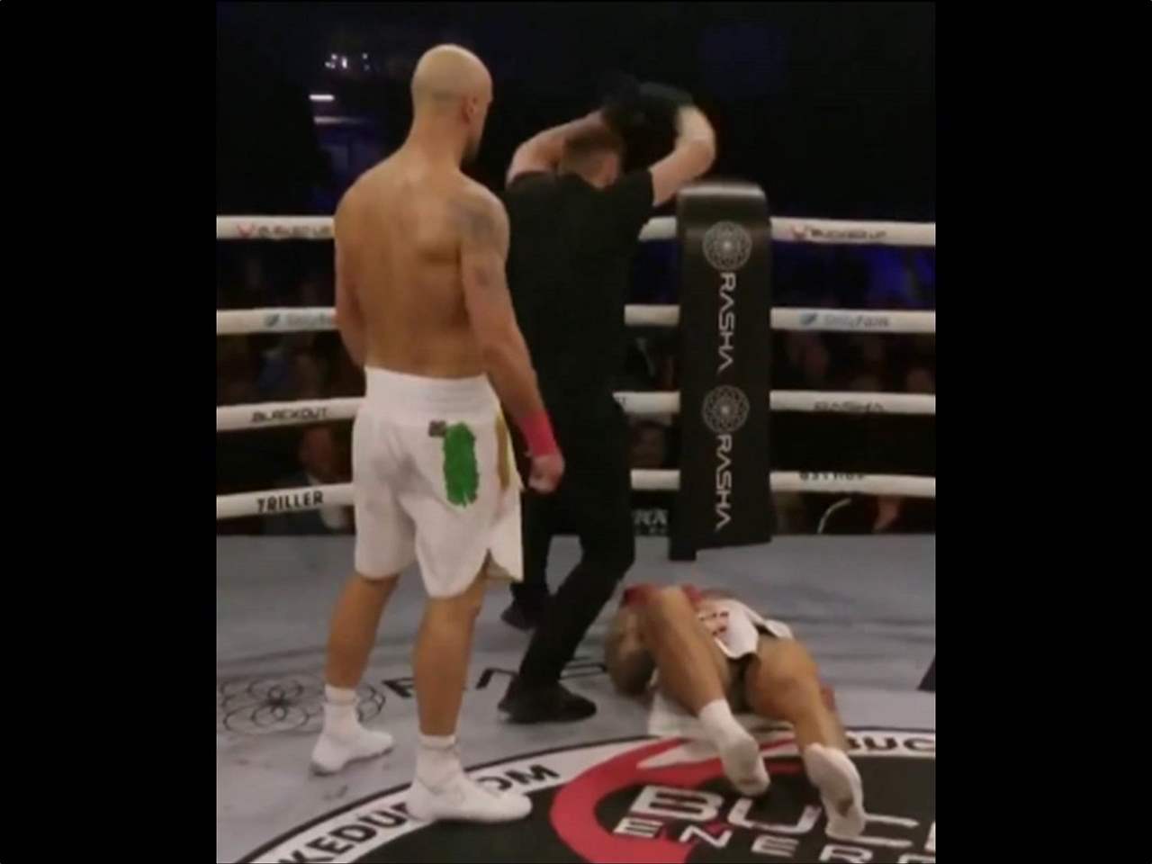 فيديو - انهال عليه لكماً وكاد أن يقتله في مشهد مرعب