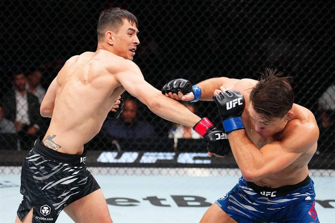 فيديو - أسقطه وانهال عليه لكماً في الجولة الأولى