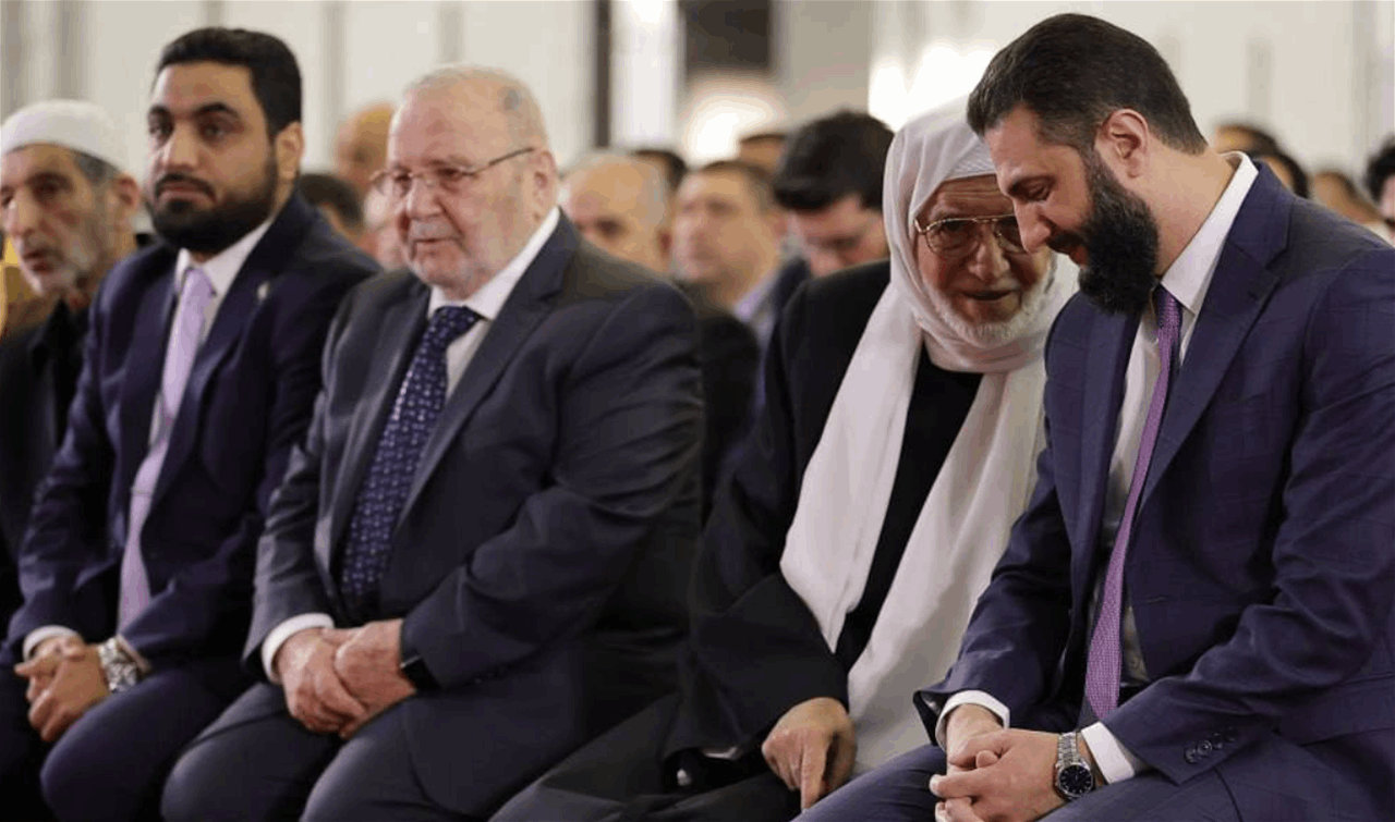 الرئيس السوري احمد الشرع يقبل يد والده حسين الشرع خلال مراسم تهنئة عيد الفطر 