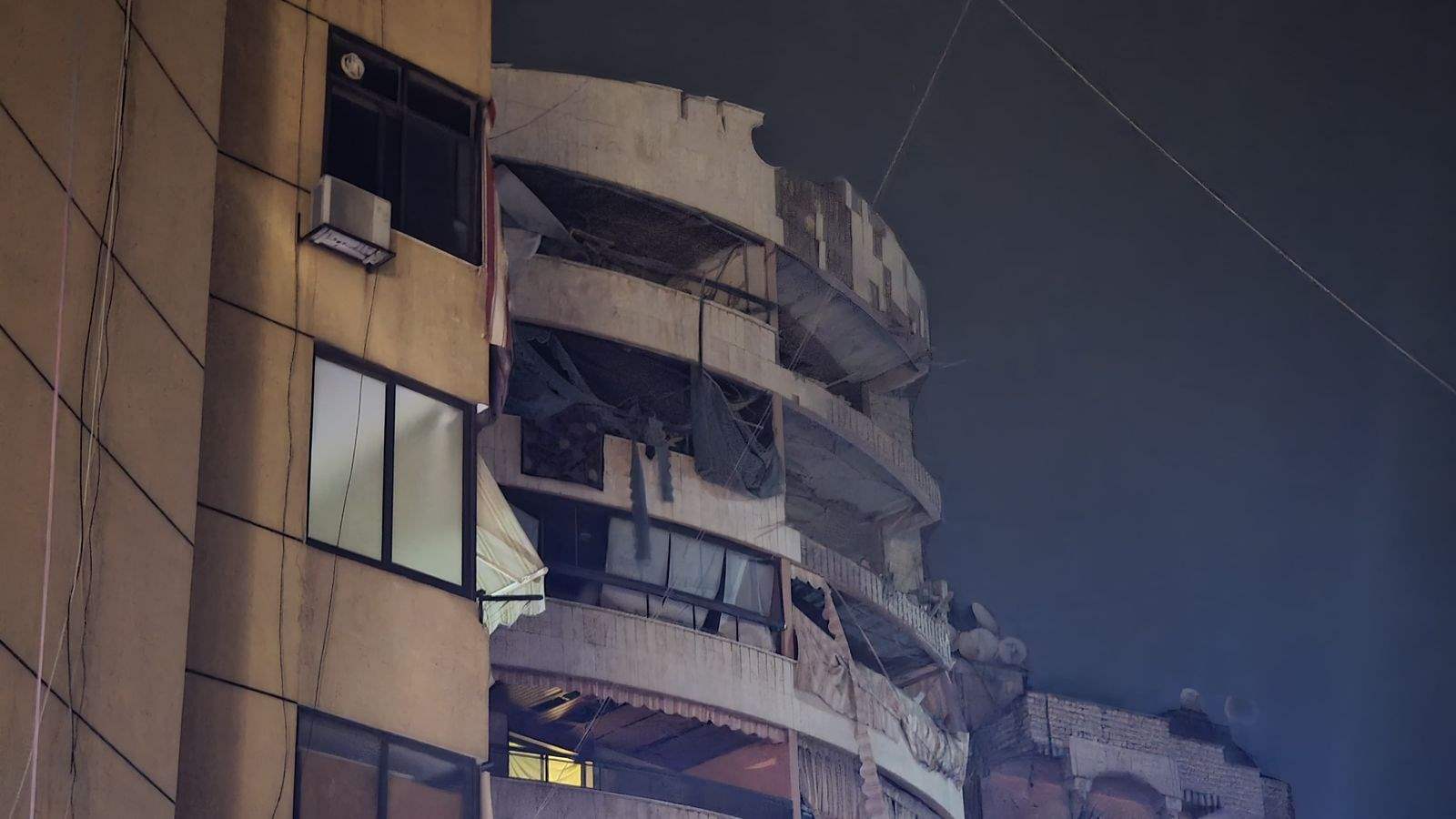 غارة إسرائيلية تغدر باللبنانيين في الضاحية الجنوبية فجرًا (فيديو) 