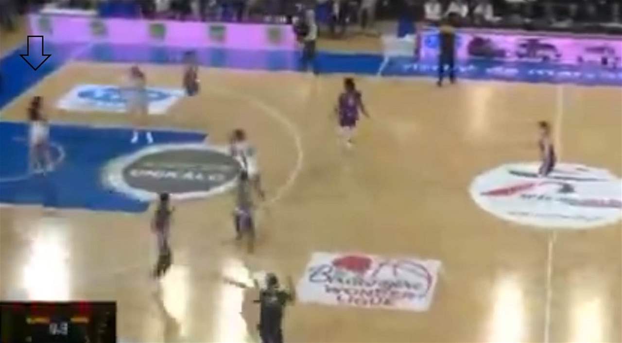 فيديو - النجمة الفرنسية سجّلت في سلّة فريقها 