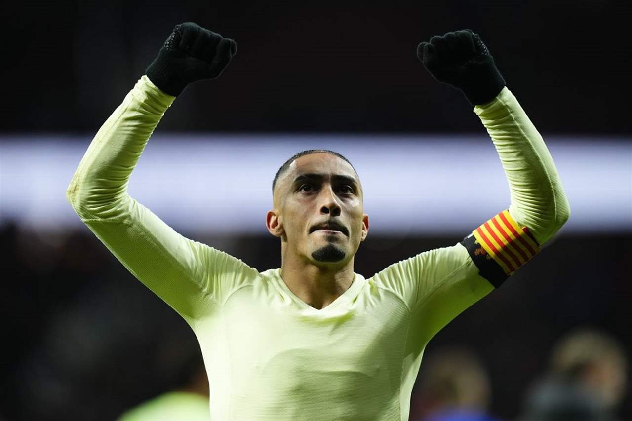 فيديو - طلبٌ غريب .. مُشجّع يطلب ضمّادة اليد من رافينها