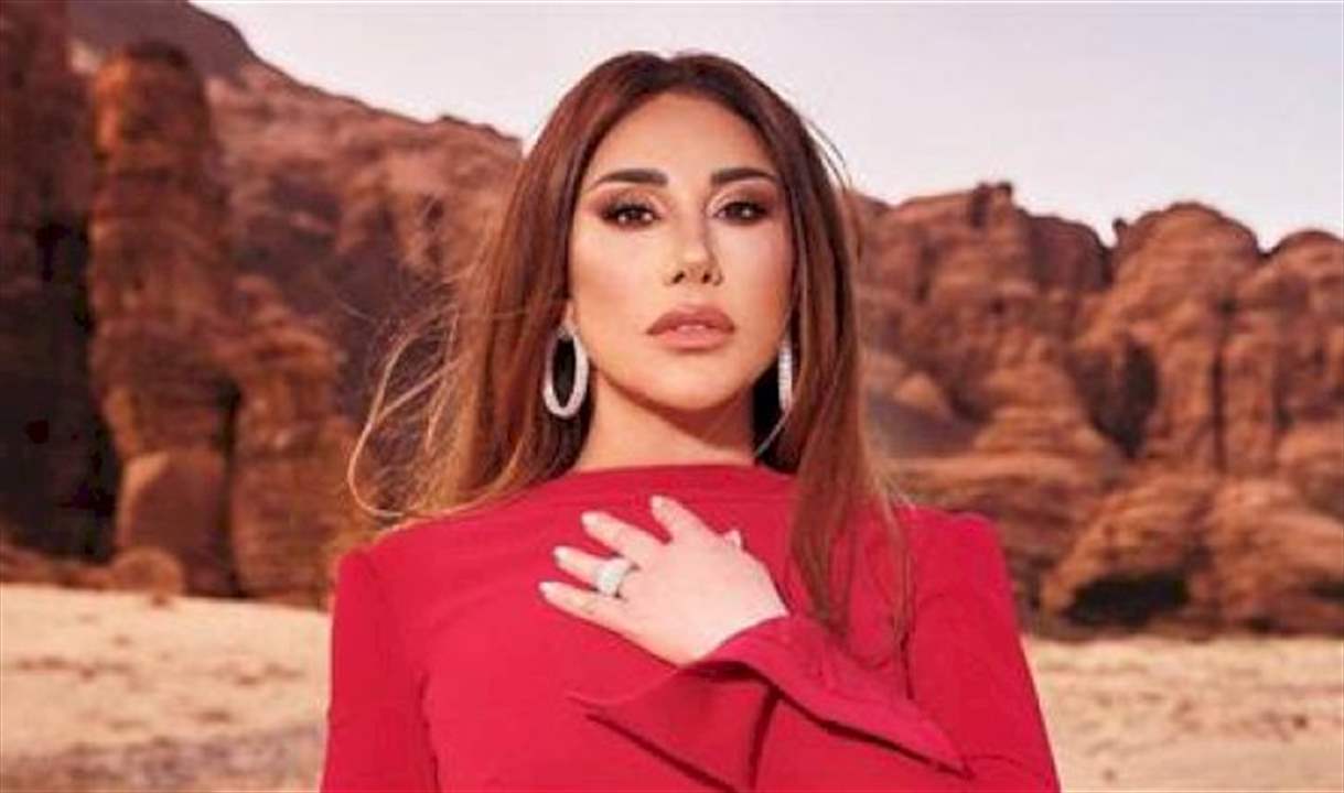 نجوى كرم تفاجئ الشابة التي ساعدتها بعد سقوطها على المسرح في امستردام