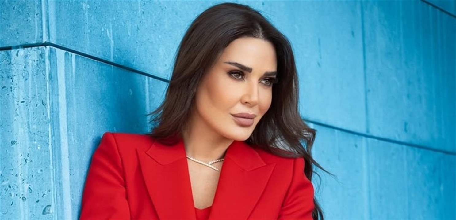 معجب يقتحم حفل سيرين عبد النور في الاردن وهي تعلق: انتحاري!