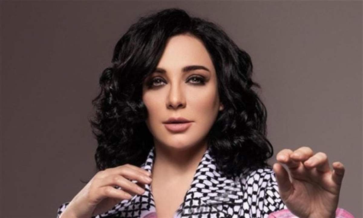 سلاف فواخرجي تدافع عن زوجة احمد الشرع: حاربوا بشرف!