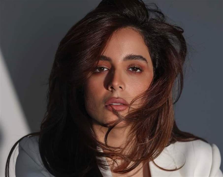 انتقادات تطال ايمان الحسيني بسبب رقصتها في مسرحية " صنع في الكويت " 