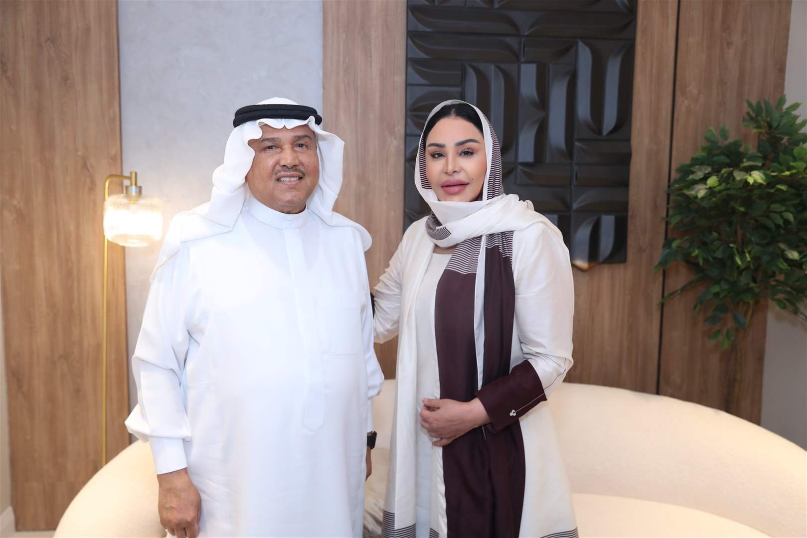 لقاء مؤثر جمع احلام الشامسي و محمد عبده على هامش حفل " دايم السيف "