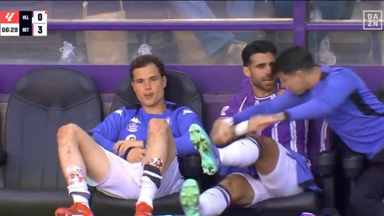 بالفيديو - لاعب بلد الوليد يفقد أعصابه ويعتدي على زميله 