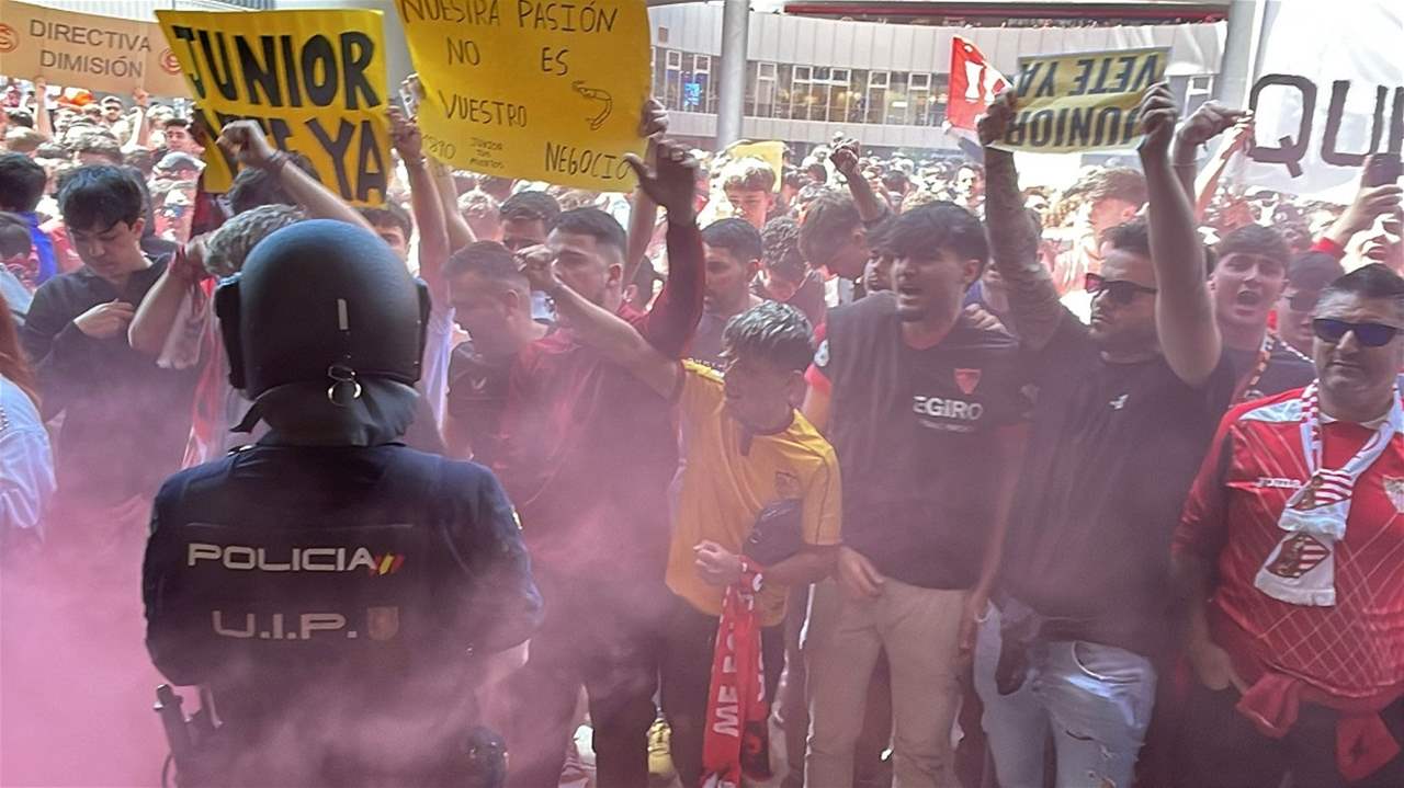 فيديو - مشجعو إشبيلية تظاهروا لإسقاط مجلس الإدارة