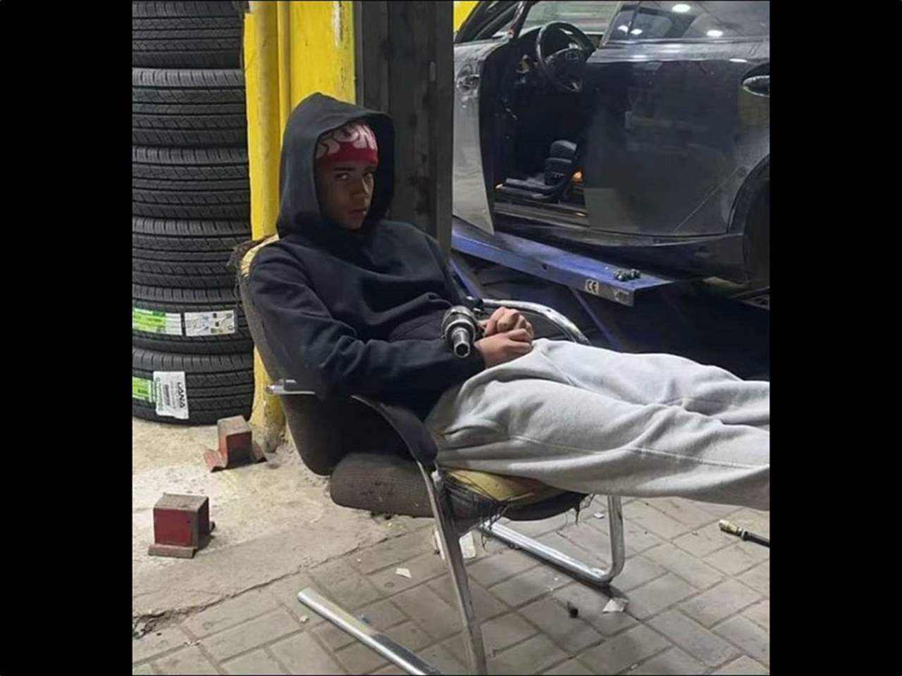 كريستيانو جونيور يثير الجدل بصورة في ورشة سيارات