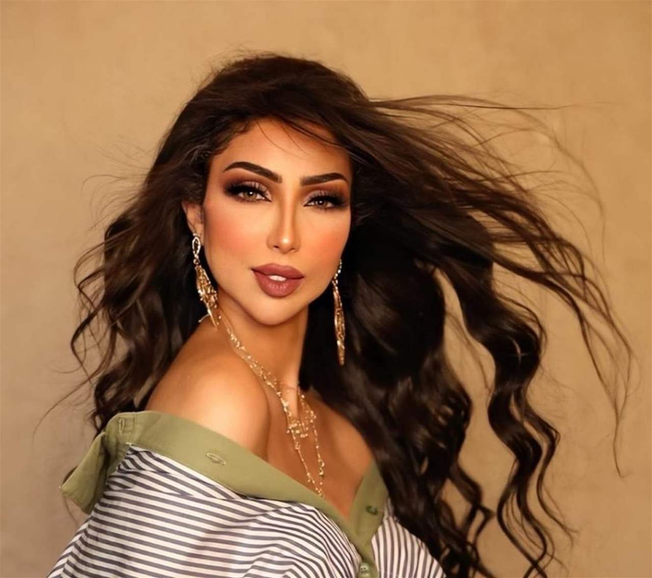 ابنتا دنيا بطمة ترقصان على المسرح معها في احدث ظهور بعد خروجها من السجن