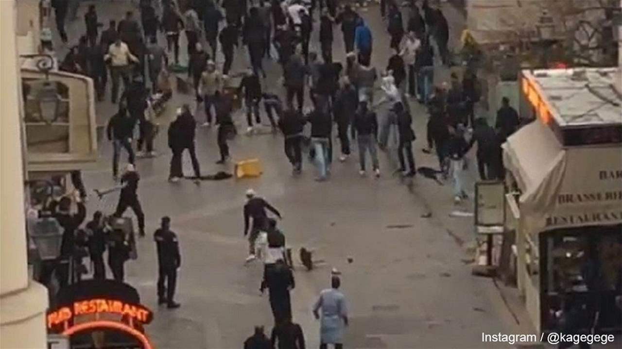 فيديو - اشتباكات عنيفة بين مشجعي أستون فيلا وسان جيرمان 