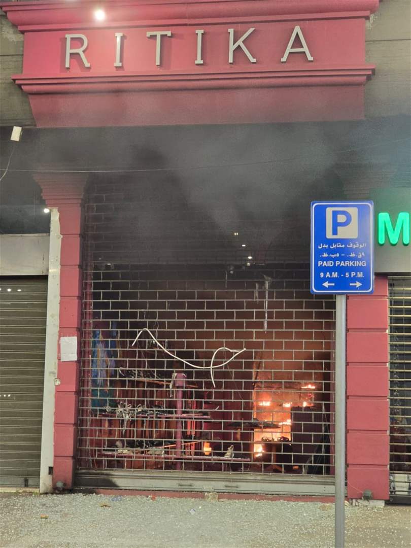 للمرة الثانية وفجراً.. حريق داخل محل الأحذية في طرابلس! 