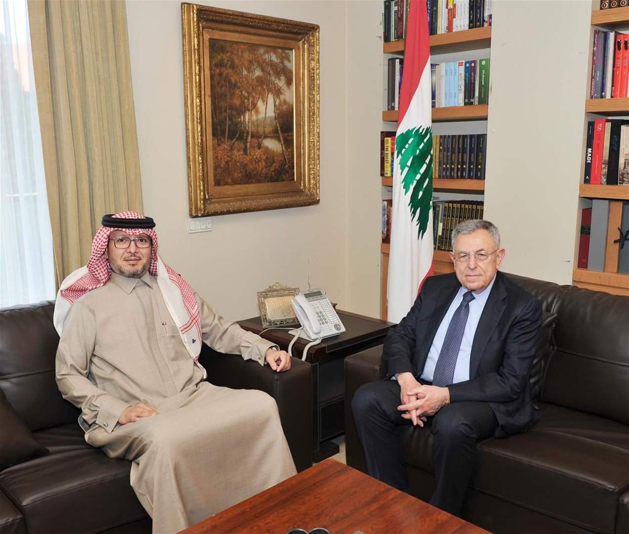 السفير السعودي لدى لبنان وليد بخاري يزور السنيورة (صور)  