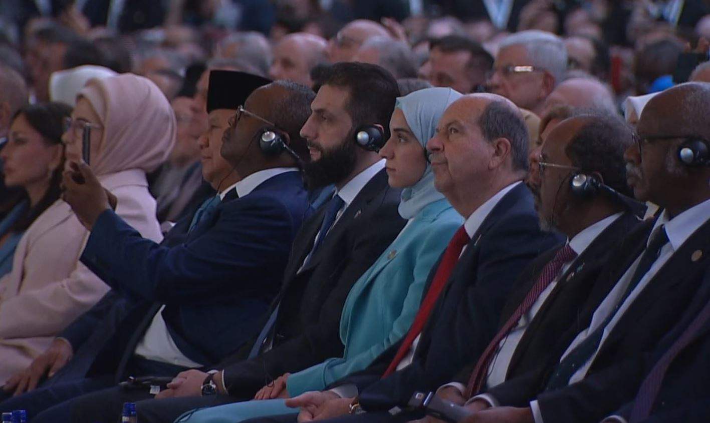 تجمهر كبير حول الرئيس احمد الشرع في تركيا واطلالة زوجته لطيفة الدروبي تلفت الانظار