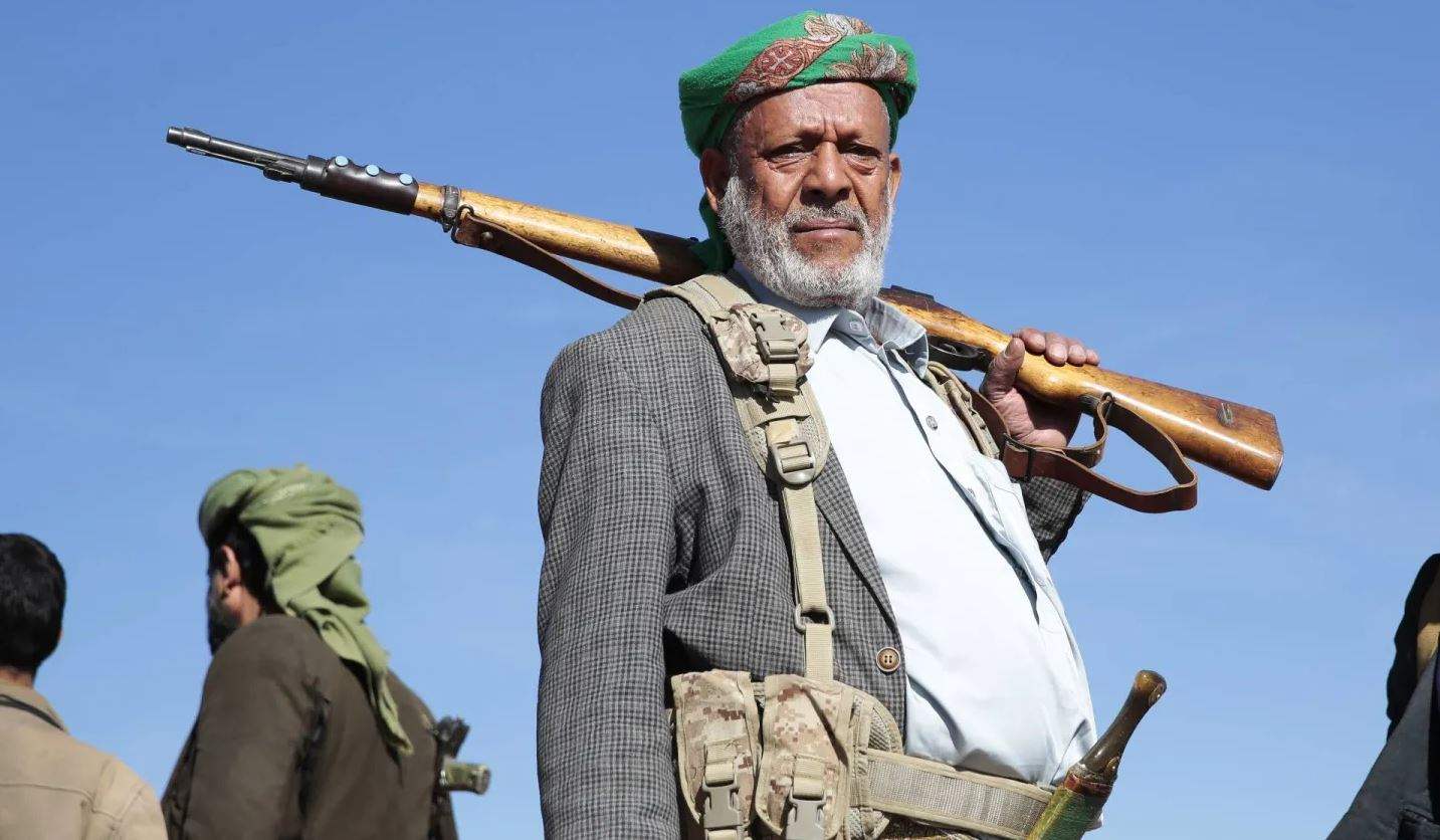 بالصواريخ والمسيرات.. الحوثيون يعلنون قصف إسرائيل