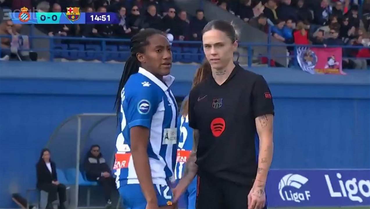 فيديو - ايقاف نجمة برشلونة للمسها منافسة في مكان حسّاس !!