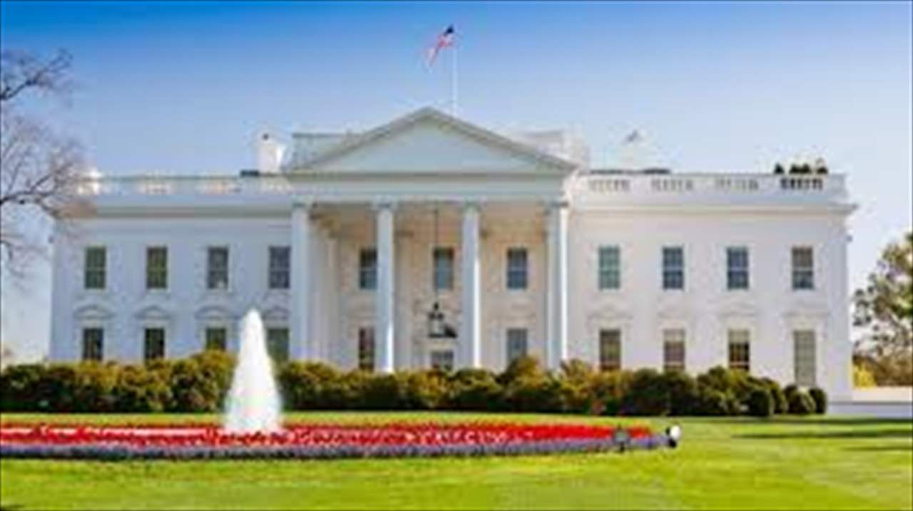 فستان المتحدثة باسم البيت الأبيض: صُنع في الصين! (صور)