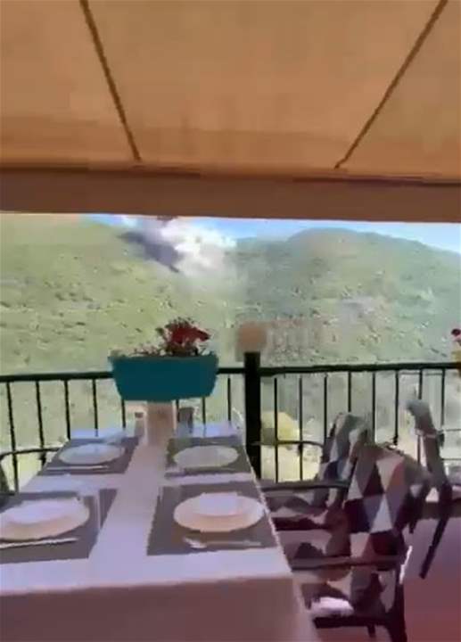 غارة قريبة من أحد المطاعم في جرجوع (فيديو) 