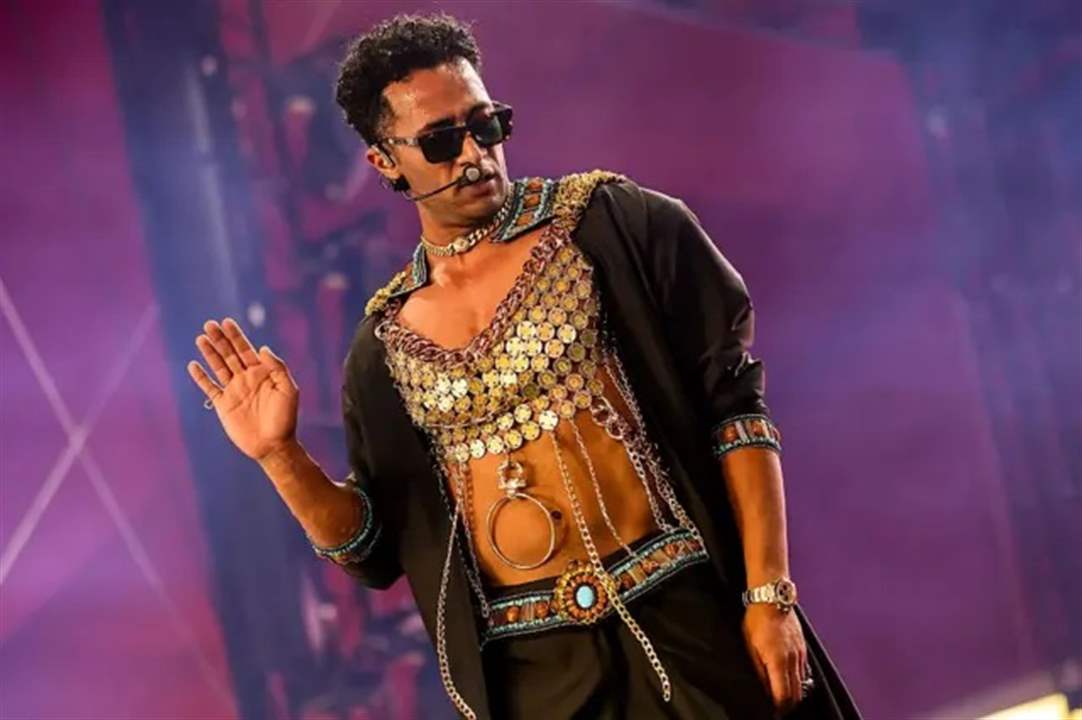 محمد رمضان يثير الجدل مجددا.. ما فعله على المسرح صادم