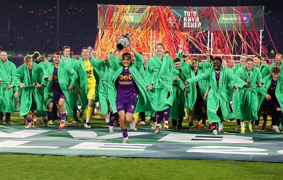 صور - أغرب احتفال بالتتويج .. بروب الحمّام !!