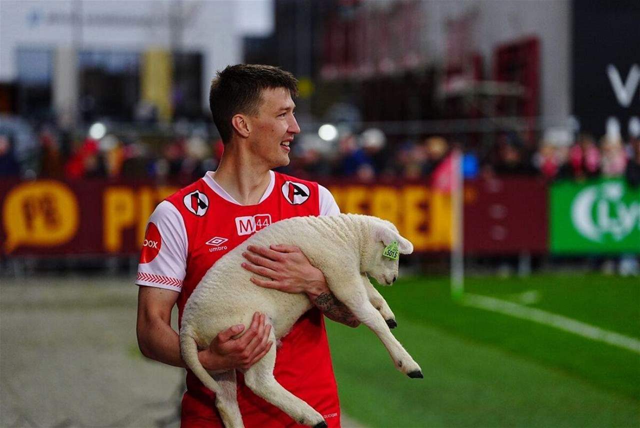 فيديو - رجل المباراة نال هدية غريبة .. خروف صغير !!