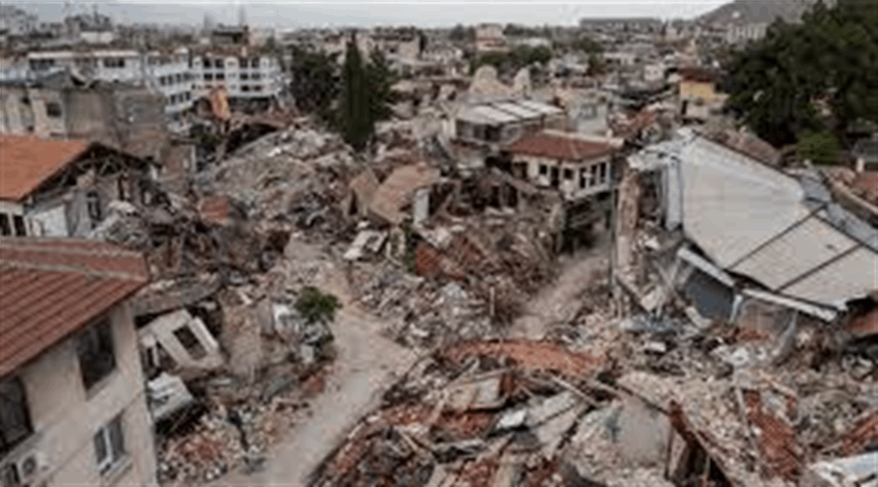 لحظة الزلزال.. رجل يقفز من شرفة منزله! (فيديو)